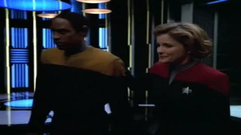 Кадры из сериала Звездный путь: Вояджер (1995)
